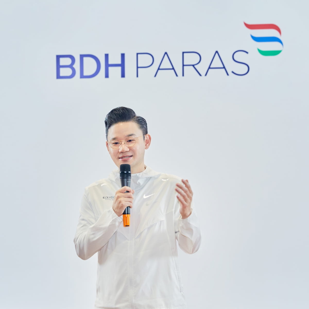 阿斯帕斯不满马丁逃过红牌，半场结束后仍抱怨判罚