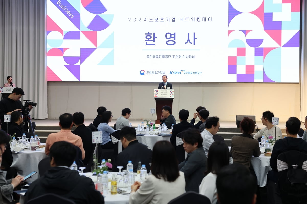 尊重！弗里克向每一个没有参加比赛的球员握手致意