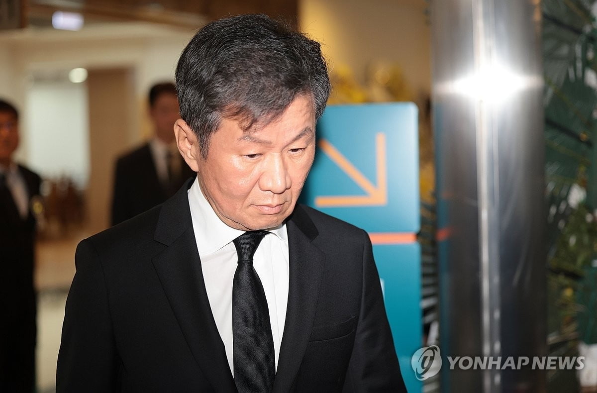 争议判罚瞬间！霍伊伦禁区内倒地，安东尼泰勒表示不是点球