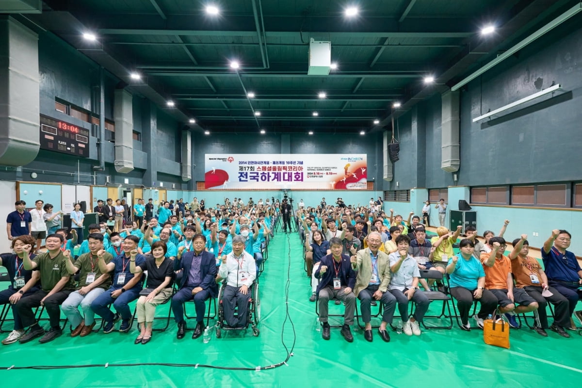 梅西还是C罗？阿马德：梅西一直是我的偶像，我喜欢他