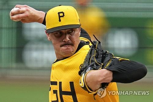 能否连场破门？多特发布客战不莱梅海报：吉滕斯单人出境