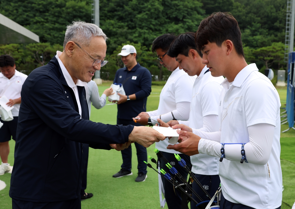 西媒：巴萨状态低迷部分球员表现受质疑，莱万、德容、孔德均难辞其咎