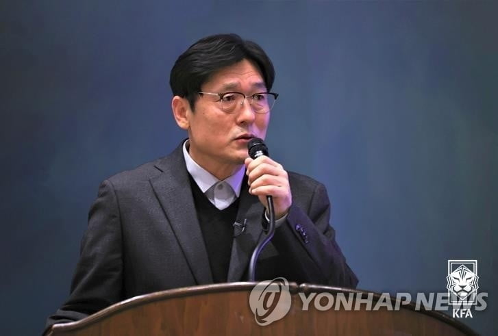 哥俩聊啥呢？湖勇圣诞大战前，詹姆斯和库里友善交流