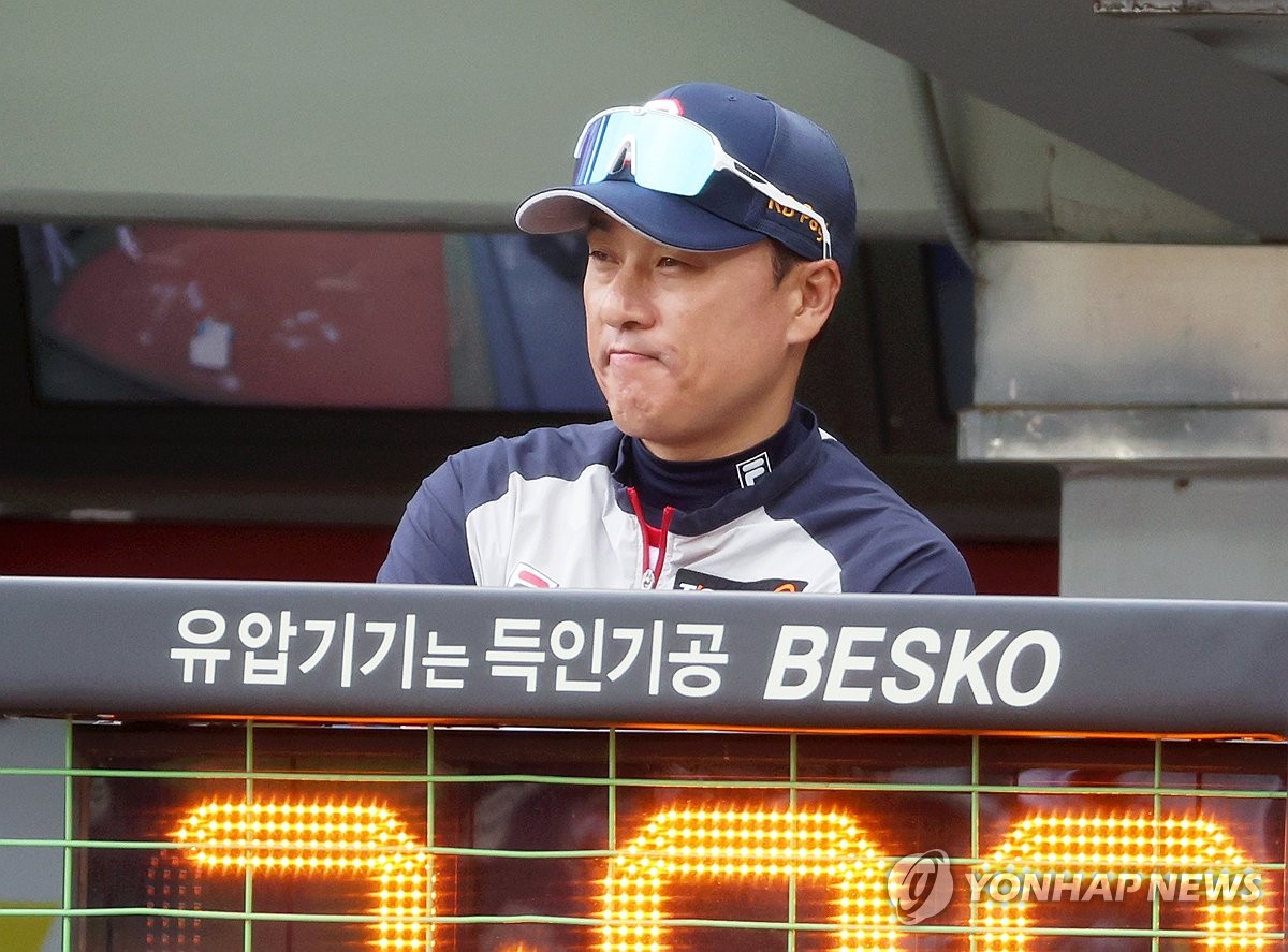 弗里克今日赛前发布会两次因咳嗽短暂离场