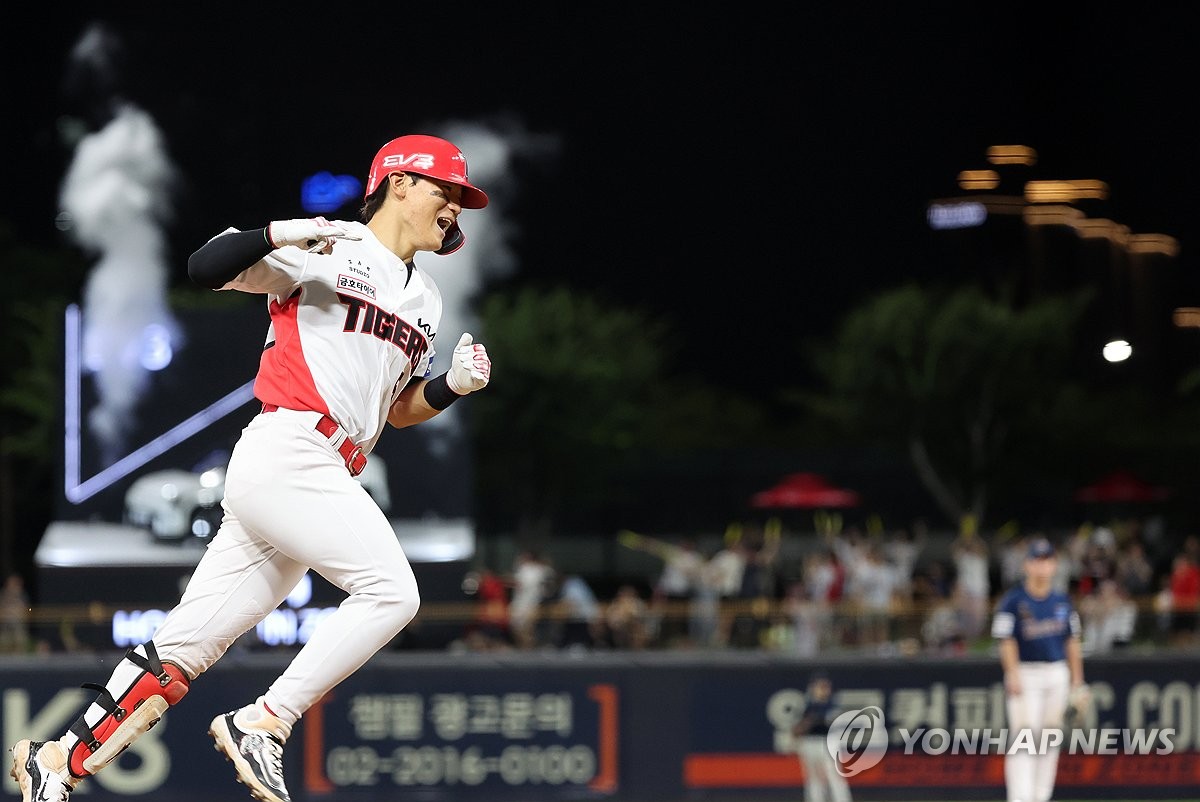17岁的亚马尔金球奖颁奖礼后抱着弟弟离开