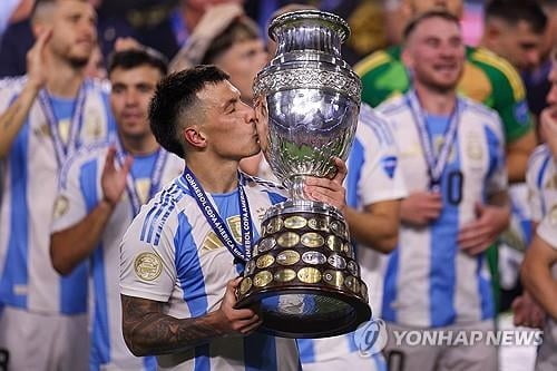 帽子戏法！奥萨苏纳后防失误被断 维尼修斯轻松破门 皇马4-0领先