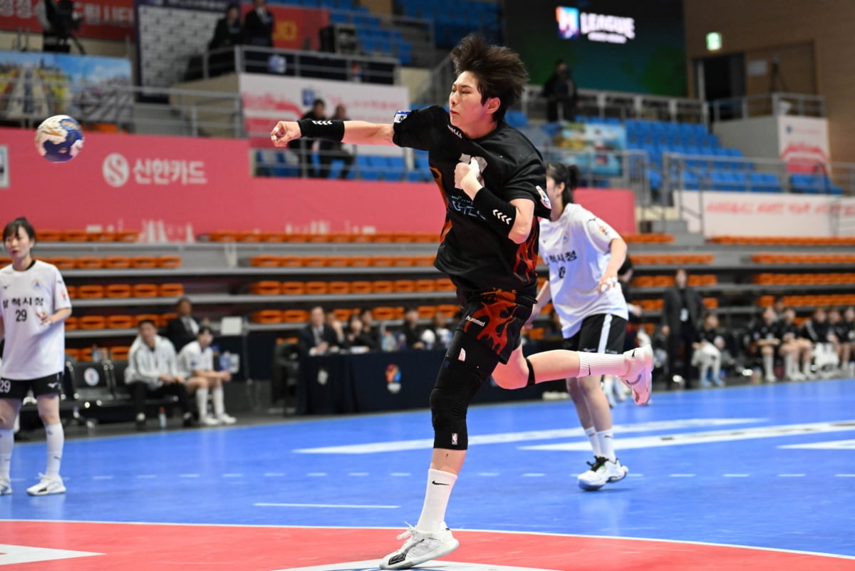 东契奇伤缺！克莱11中1 欧文23分独行侠7人上双掀翻西部霸主雷霆